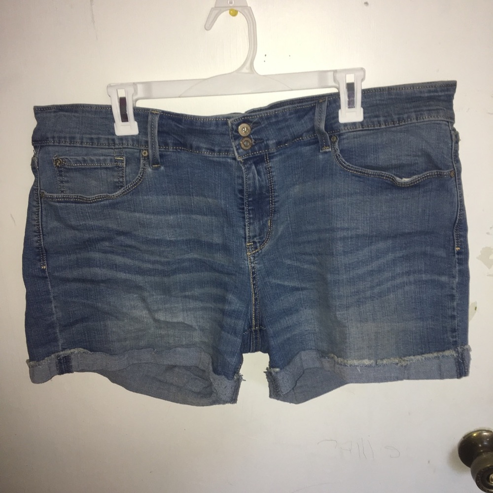 Stretchy denim shorts